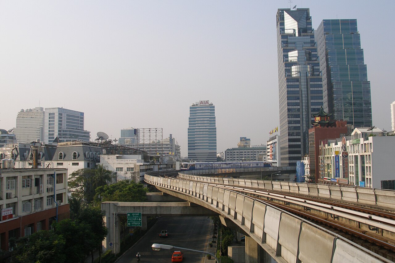 รถไฟฟ้า BTS วิ่งบนรางยกระดับผ่านย่านใจกลางกรุงเทพมหานคร
