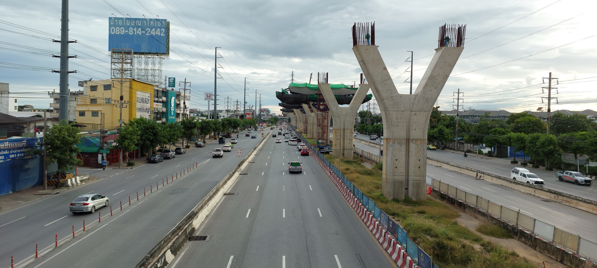 ตอม่อคอนกรีตรูปตัว Y ของทางด่วนยกระดับที่กำลังก่อสร้างคร่อมถนนพระราม 2