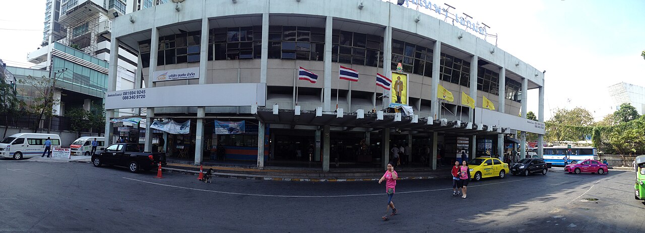 ย่านพระโขนง เขตคลองเตย กรุงเทพมหานคร มองเห็นอาคารและพื้นที่เมืองเป็นแนวกว้าง