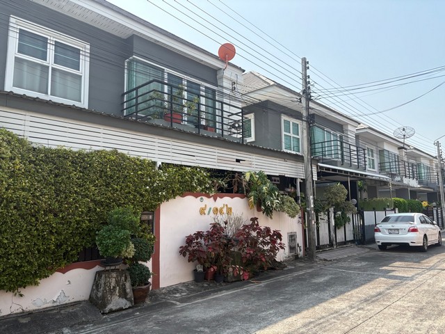 ขายบ้านแฝดสสไตล์บ้านเดี่ยว 2 ชั้น ตกแต่งต่อเติมบางส่วนพร้อมเฟอร์ หมู่บ้านรัชชา5 ถนนบางใหญ่-บางคูลัด ใกล้เซ็นทรัลเวสเกต