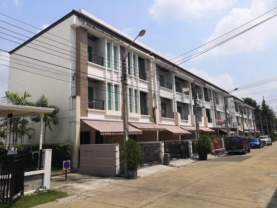 ขายทาวน์โฮม 3 ชั้น หมูบ้านกลางเมือง สาทร- ตากสิน 2 หลังมุม เขตจอมทอง จังหวัดกรุงเทพมหานคร