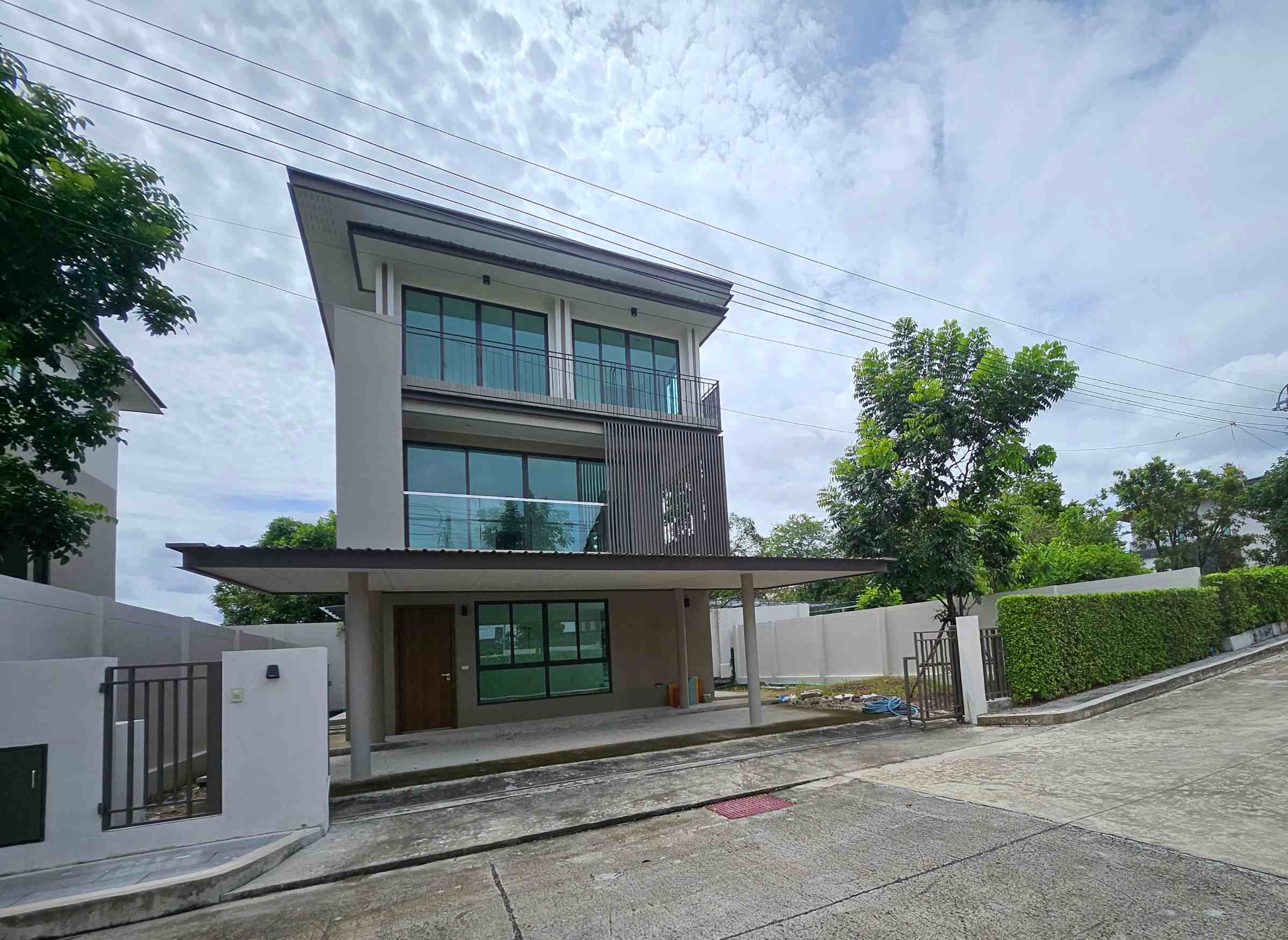 ขายบ้านเดี่ยว 3 ชั้น สวนหลวง ร.9 – พัฒนาการ