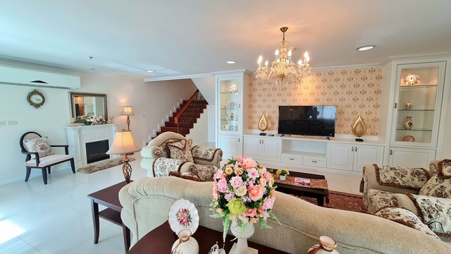 ให้เช่า Luxury 4-Bedroom Duplex Penthouse ในสุขุมวิท 39 บนชั้น 20-21 ขนาด 572 ตร.ม 4 ห้องนอน 5 ห้องน้ำ พร้อมอ่างจากุซซี่ส่วนตัว