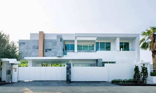 บ้านสุดหรู ราคา 33.5 ล้าน (บ้านเปล่า) 215 ตรว. #หางดง #หนองควาย บ้านสร้างใหม่ 2 ชั้น #สไตล์โมเดิร์นลักชัวรี่ เนื้อที่กว้างขวาง ฟังก์ชั่นเยอะ