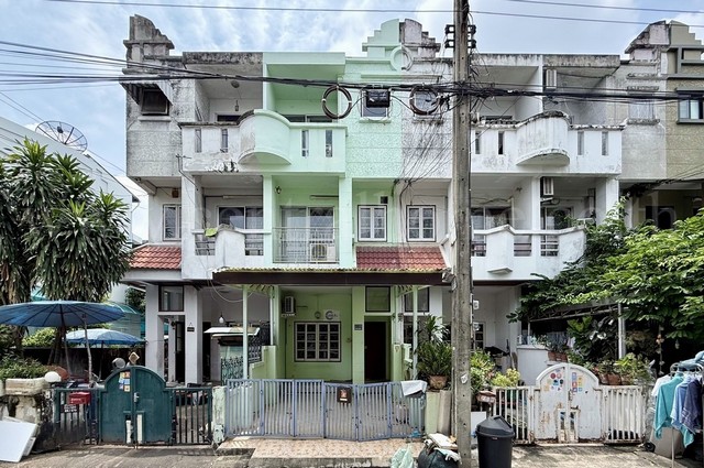ทาวน์เฮาส์ 3 ชั้น หมู่บ้านแฮปปี้แลนด์วิลล์ ซอยลาซาล 32 ราคาถูกมาก