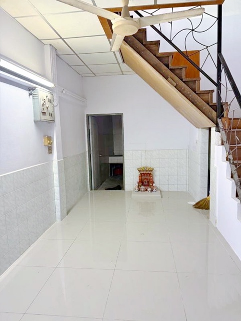 ตลาดสดเทศบาลเมืองพระประแดง 160 ม.ให้เช่าบ้านทาว์เฮาส์ 2 ชั้น 140 ตรม..18 ตร.วา 2 นอน .2 น้ำ บิ๊กซี สุขสวัสดิ์ 1.8 กม.