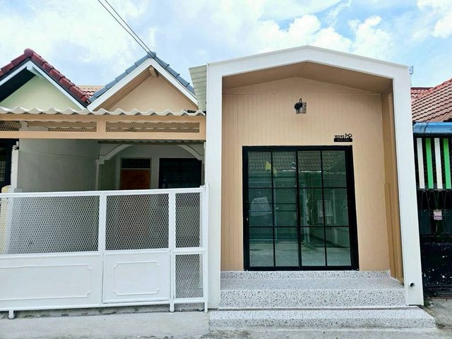 ขายถูกทาวน์โฮมศรีราชา รีโนเวทใหม่ หมู่บ้านชัยทอง วิลล่า สไตล์มินิมอล FP-H01365