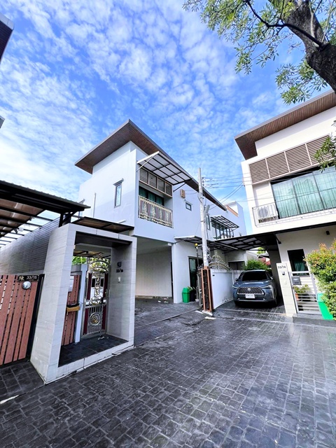 เช่าบ้านใหม่ 3ชั้น+ดาดฟ้า 74 ตร.วา. 294 ตร.ม. เดอะ เซอร์เคิล ราชพฤกษ์ 1.4 กม. ตลาดน้ำตลิ่งชัน 900 ม.MRT บางขุนนนท์ 3.2 กม.