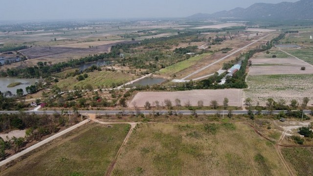 ขายที่ดิน 523 ไร่ ติดถนนหลวง ถนนใหญ่ กว้าง 12 เมตร เหมาะทำโซล่าฟาร์ม Carbon Credit เส้นอู่ทอง-กาญจนบุรี อ.เลาขวัญ จ.กาญจนบุรี