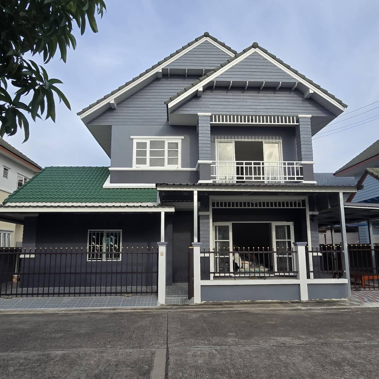 ขายบ้านเดี่ยว 50.8 ตรว. หมู่บ้าน ธนันธร ท่าอิฐ ติดโซลาร์รูฟท็อป และมีรายได้จากการขายไฟคืนให้การไฟฟ้า ต.ท่าอิฐ อ.ปากเกร็ด จ.นนทบุรี