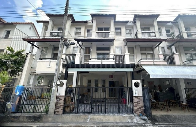 ทาวน์โฮม 3 ชั้น หมู่บ้านนารารมย์ บางกรวย ติดโซล่าเซลล์ทั้งหลัง