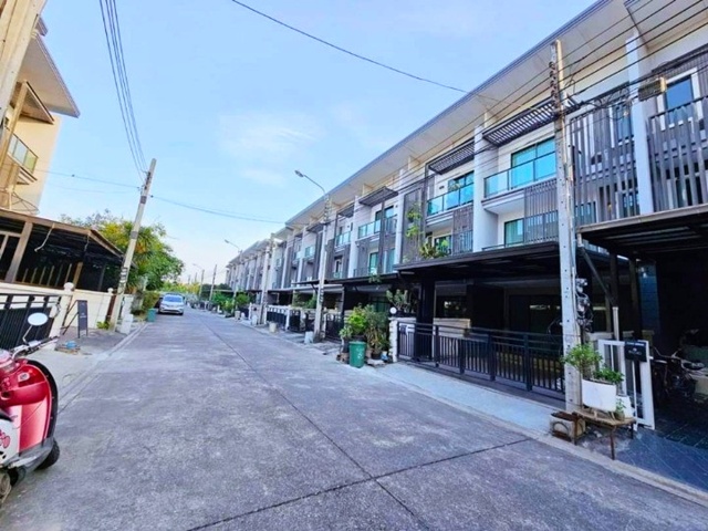ให้เช่าบ้านทาวน์โฮมแสนสิริ 3 ชั้น 20ตร.วา. MRTสามแยกบางใหญ่ 1.2 กม.240ตร.ม.พร้อมเฟอร์ฯ 3นอน ตลาดกลางบางใหญ่ 1.7 กม.