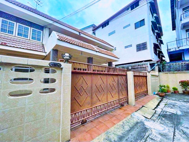 MRTท่าพระ 450ม.ให้เช่าบ้านเดี่ยว 2 ชั้น หลังใหญ่ หรูหรา 90 ตร.วา. คฤหาสน์ 5-6นอน เดินถึง 285 ตร.ม. 4 น้ำ เดอะมอลล์ท่าพระ