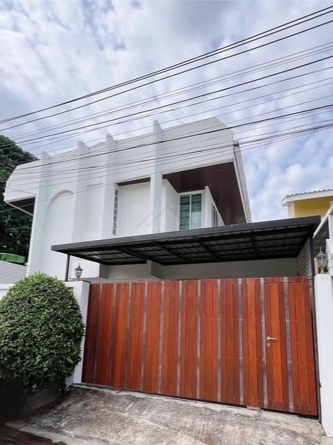 ขายบ้านเดี่ยว 2 ชั้น 55 ตร.ว. ถนนวิภาวดี 16 ซอยโชคชัยร่วมมิตร ใกล้ MRT รัชดาภิเษก ( รีโนเวทใหม่ )