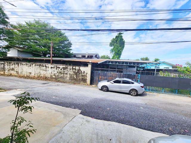 โรงเรียนบ้านเจียรดับ 1.3 กม. เข้าได้รถบรรทุกใหญ่ 40 ฟุต หนองจอก ให้เช่าโกดัง2ชั้น เกือบ 1ไร่ 372ตร.วา ห้องพักพนักงาน 6ห้อง