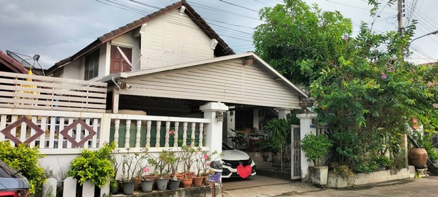 ขายบ้านสวย 51 ตร.วา พร้อมอยู่ หมู่บ้านสิริทรัพย์ เดินทางสะดวก ใจกลางเมืองนครสวรรค์ ZK576