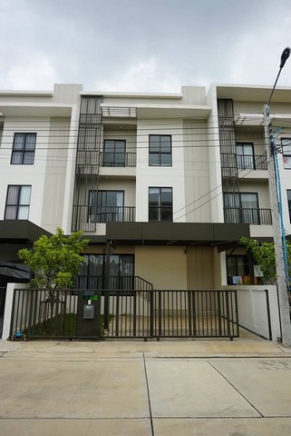 ให้เช่าโฮมออฟฟิศซอย 15/1และถนน ร่มเกล้าตัดใหม่ ตรงข้ามโรงเรียนไบร์ทตัน ทาวโฮม 3 ชั้นโครงการวิลลา อัลเบโร พระราม 9 ถนนกรุงเทพกรีฑา