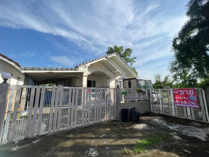 บ้านเดี่ยว 1 ชั้น หมู่บ้านสวนแสนสุข เลขที่ 93/129 ซอย 29 ถนนรังสิต-นครนายก ตำบลบางปลากด อำเภอองค์รักษ์ จังหวัดนครนายก
