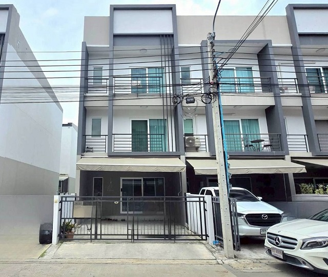 ตลาดศรีตะกล่ำ 1.3 กม. ให้เช่าบ้านทาวน์โฮม 3 ชั้น 3 นอน 3 น้ำเมกาบางนา สวนหลวง ร.9 2.2 กม.ตลาดนัมเบอร์วัน ราม 2 1.2 กม.