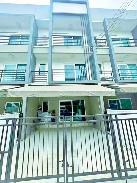 รร.นานาชาติราฟเฟิลส์อเมริกัน 2.5 กม.ให้เช่าบ้านทาวน์โฮม 3 ชั้น 3 นอน 3 น้ำ เมกาบางนา รพ.ปิยะมินทร์ 1.2 กม. สวนหลวง ร.9 2.2 กม.