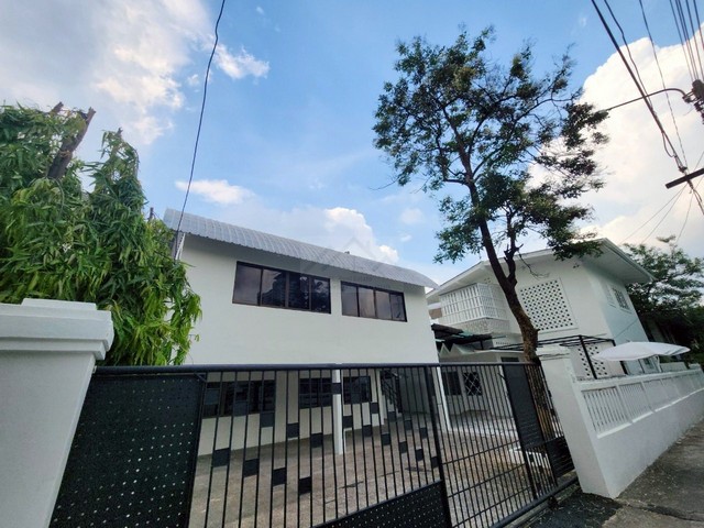 ให้เช่าบ้านเดี่ยว 2 ชั้น 80 ตรว. 5 ห้องนอน ลาดพร้าว ซอย 9 เฟอร์พร้อมเข้าอยู่ ใกล้ MRT ลาดพร้าว 500 เมตร