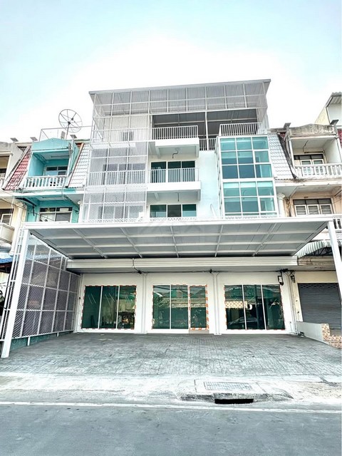 ให้เช่าอาคารพาณิชย์ 4 ชั้นครึ่ง 3 ห้องติดกัน 952 ตรม. ติดถนนรามคำแหง 60 ทะลุออกกรุงเทพกรีฑา7 ได้ ใกล้ MRT ลำสาลี