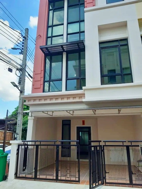 MRT ศรีลาซาล 1.3กม 3นอน ให้เช่าทาวน์โฮม 3.5ชั้น 21ตร.ว. เซ็นทรัล บางนา 600 ม. . 270 ตร.ม. มอนเตสซอรี่ อะแคเดอมี่ 200 ม. 4 น้ำ