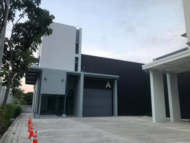 ให้เช่า โกดัง พร้อมออฟฟิศ 3 ชั้น ที่จอดรถ 6 คัน ย่านทาวน์อินทาวน์ ใกล้เลียบด่วนเอกมัย รามอินทรา