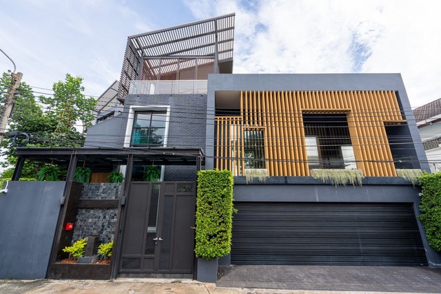 ขายบ้านเดี่ยว พูลวิลล่า 3ชั้น พร้อมสระว่ายน้ำส่วนสตัว ซอยพัฒนเวศน์ สุขุมวิท 71 ใจกลางเมืองกรุงเทพฯ พื้นที่ใช้สอย 736 ตร.ม ที่ดิน 121 ตร.ว
