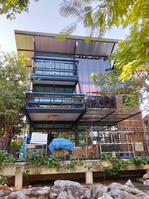 ให้เช่าร้านCafe เดอะ ซีเคร็ททาวน์ เขาใหญ่ กระจกอลูโปร่ง อากาศดี ขนงพระ 3ชั้น 3 นอน วัดเขาแม่ชี