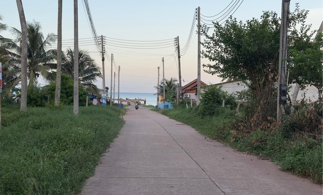 หนาวนี้ดูซื้อทรัพย์เล็งขาย ขายที่ดินใกล้หาดบางเบิด ติดถนนทางหลวง ใกล้หาด1 กม. +ขนาดที่ดิน 50-1-18 ไร่ โฉนดครุฑแดง พร้อมโอน ไร่ล่ะ 8 แสน