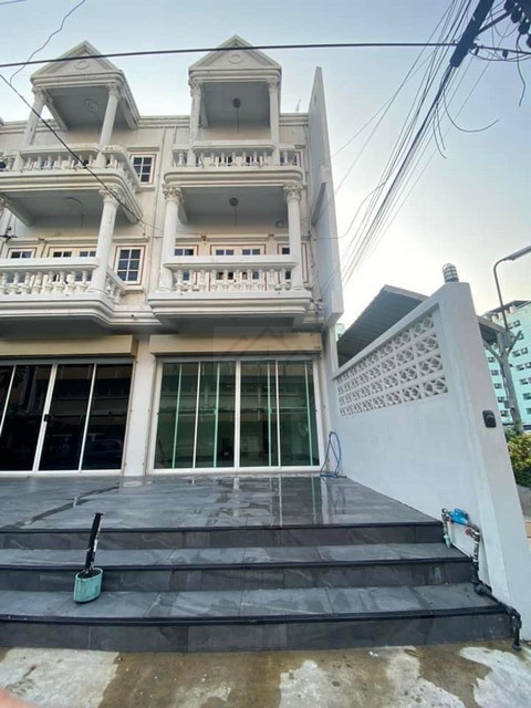 ให้เช่าทาวน์เฮ้าส์ 3 ชั้น 3 ห้องนอน 250 ตรม. ย่านรัชดา ห้วยขวาง ซอยประชาราษฎร์บำเพ็ญ 9 ใกล้ Mrt ห้วยขวาง 700 เมตร