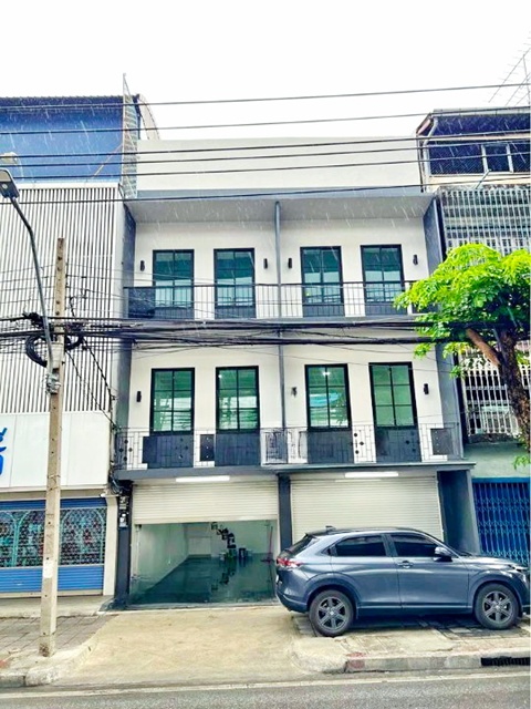ใหม่ทั้งหลัง ตีทะลุ 445ตร.มตลาดอินดี้ 900 ม. ให้เช่าอาคารพาณิชย์ 3 ชั้น 2 คูหา. ถ.สุขสวัสดิ์ ราษฎร์บูรณะ