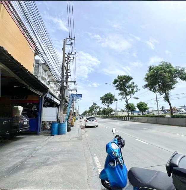 มีพื้นที่ด้านหลังบ้าน กว้างใหญ่ 29ตร.วา. 359 ตร.ม. 3 นอน ตลาดบ้านฟ้า เลอมาร์เช่ 3กม. ถ.นิมิตรใหม่ ให้เช่าอาคารพาณิชย์ 3.5 ชั้น