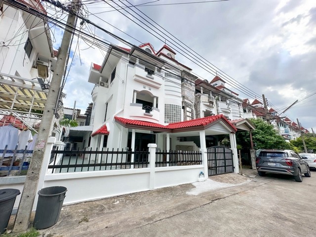 ให้เช่าบ้านแฝด 4 ชั้น 37 ตรว. 3 ห้องนอน หมู่บ้าน Home Avenue สุขุมวิท 101-1 (อ่อนนุช 44,อุดมสุข 51) บ้านพร้อมเข้าอยู่
