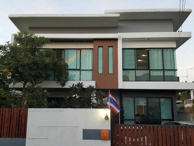 ขายบ้านเดี่ยว 2 ชั้น 98 ตรว. 5 ห้องนอน ย่านโชคชัย 4 ลาดพร้าว เลียบด่วน พร้อมเฟอร์ ใกล้ทางออกถนนเลียบด่วน รามอินทรา