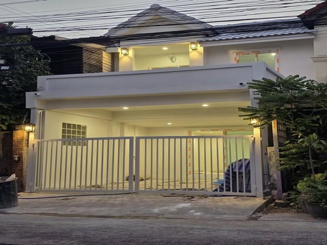 ขายทาวเฮ้าส์ 2 ชั้น รีโนเวทใหม่ทั้งหลัง หมู่บ้านพิมพ์ทอง ซอยลาดพร้าว101 ใกล้ MRTลาดพร้าว 101