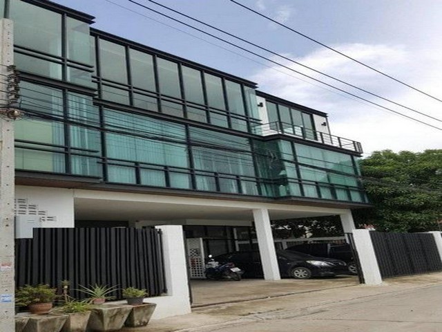 ขายอาคารสำนักงาน 3 ชั้น โกดัง โรงงานขนาดเล็ก SME สภาพสวยใหม่ ซอยลาดพร้าว 101 ใกล้วัดบึงทองหลาง