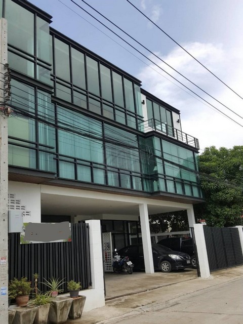 ขายโกดังโรงงานขนาดเล็ก พร้อมอาคารสำนักงาน 3 ชั้น ย่านลาดพร้าว 101 ใกล้วัดบึงทองหลาง
