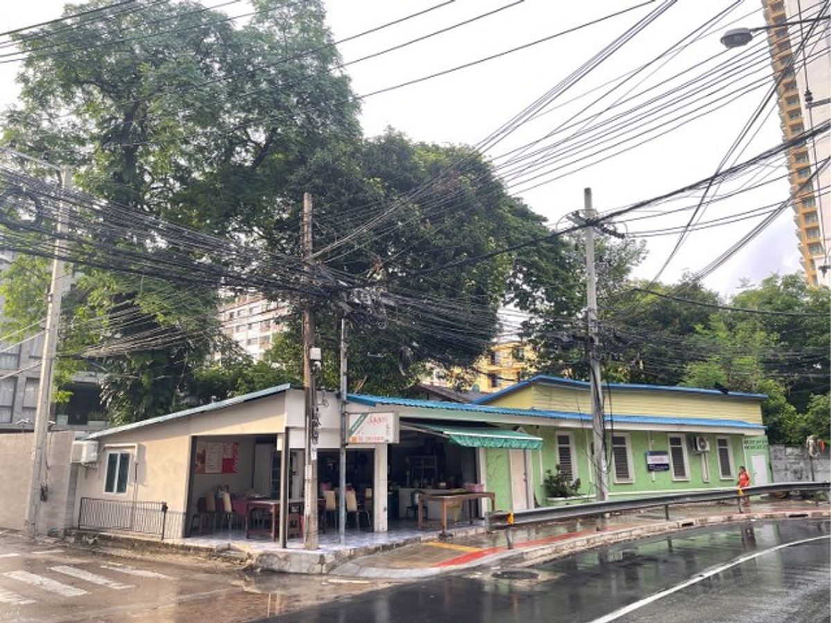 PZ1074 : ขายที่ดินแปลงพิเศษ ติดถนนซอยสุขุมวิท 39 เนื้อที่ 49 ตร.ว. ใจกลางพร้อมพงษ์ เขตวัฒนา กรุงเทพฯ