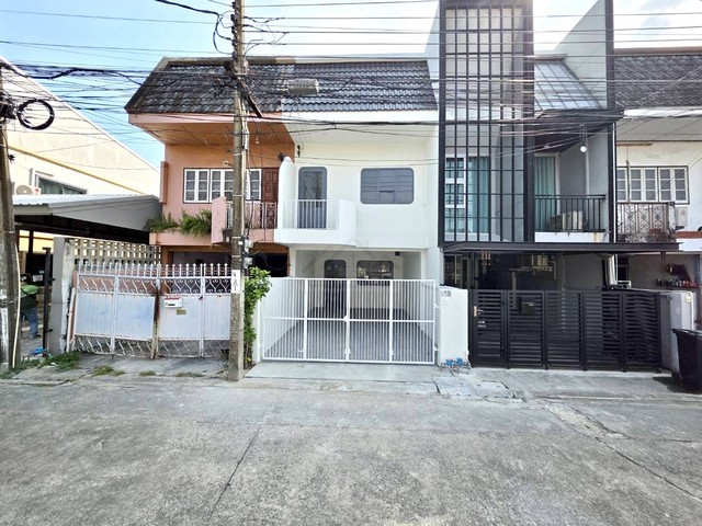 ขายทาวน์เฮาส์ 2 ชั้น ซอยโชคชัย 4 ซอย 55 รีโนเวทใหม่ Fully Furnished พร้อมอยู่