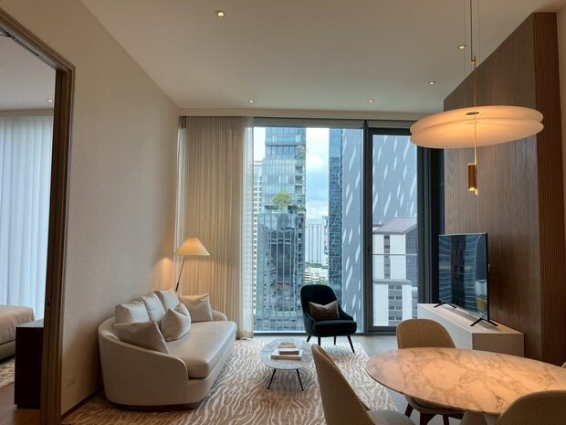 Exclusive Scope Langsuan Unit Modern Interiors Bright Living Space and Stunning Skyline Facing Lumpini Park