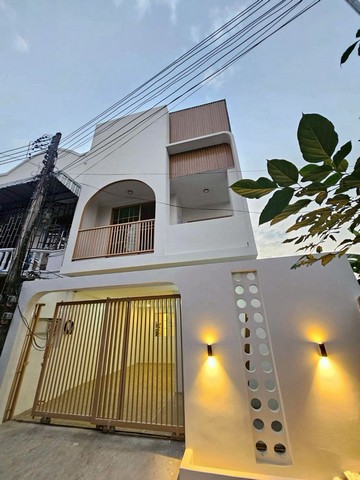 ทาวน์โฮม 2 ชั้น สไตล์มูจิโมเดิรน์ ฟังก์ชั่นครบ โซนช้างเผือก