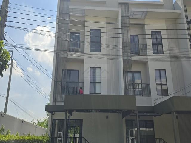 ให้เช่าโฮมออฟฟิศ3ชั้นย่านกรุงเทพกรีฑา Villa Albero กรุงเทพกรีฑา15-1 ห้องมุมหลังใหญ่ ใกล้นานาชาติWellington