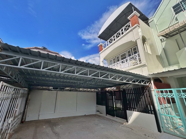 ขายทาวน์เฮ้าส์รีโนเวทใหม่ 3 ชั้น 6 ระดับ ประชาชื่น 27 ใกล้รถไฟฟ้า พร้อมอยู่ เฟอร์ใหม่ทั้งหลัง