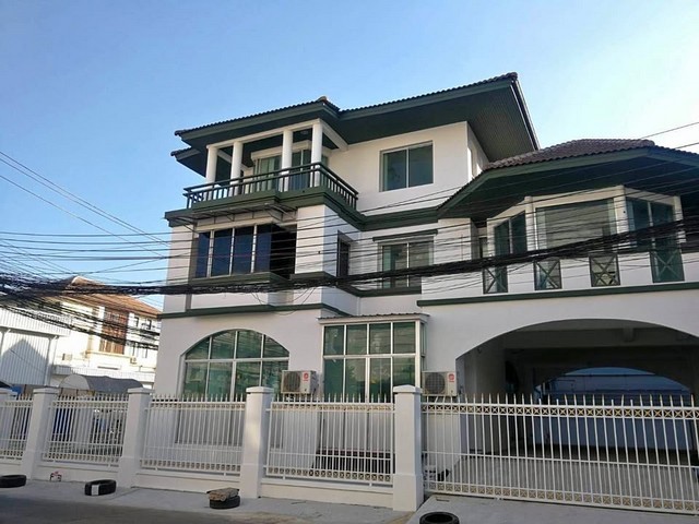 ให้เช่าโฮมออฟฟิศเนื้อที่ 112 ตรว. พื้นที่ใช้สอย 650 ตรม. 3 ชั้น ตรงข้ามสนามกอล์ฟ Unico renovate ใหม่ทั้งหลัง หลังมุม กรุงเทพกรีฑา 15