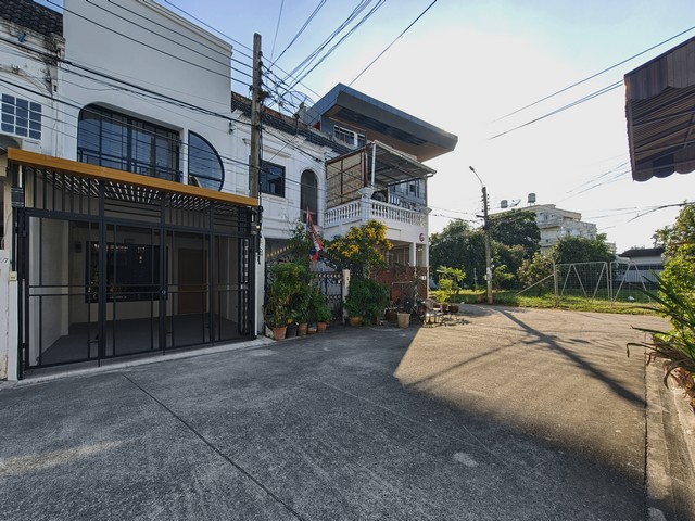 ขายทาวน์เฮ้าส์ รีโนเวทใหม่ ลาดพร้าว 93 ขนาด 16 ตร.ว. 2 ชั้น 2 นอน 2 น้ำ ใกล้รถไฟฟ้าสายสีเหลือง รพ.ลาดพร้าว เวชธานี