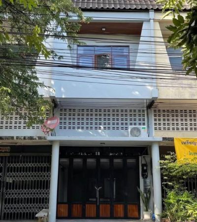 ทาวน์โฮม สไตล์คาเฟ่ ห่าง สถานีรถไฟเชียงใหม่ เพียง 300 เมตร รอบบ้านมีร้านกาแฟและร้านอาหาร เดินถึงได้