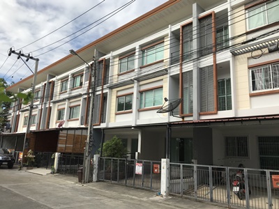 ทาวน์โฮม 3 ชั้น โครงการแกรนด์ดิตี้ สุวรรณภูมิ เขตลาดกระบัง กรุงเทพมหานคร เนื้อที่ 18.1 ตรว.