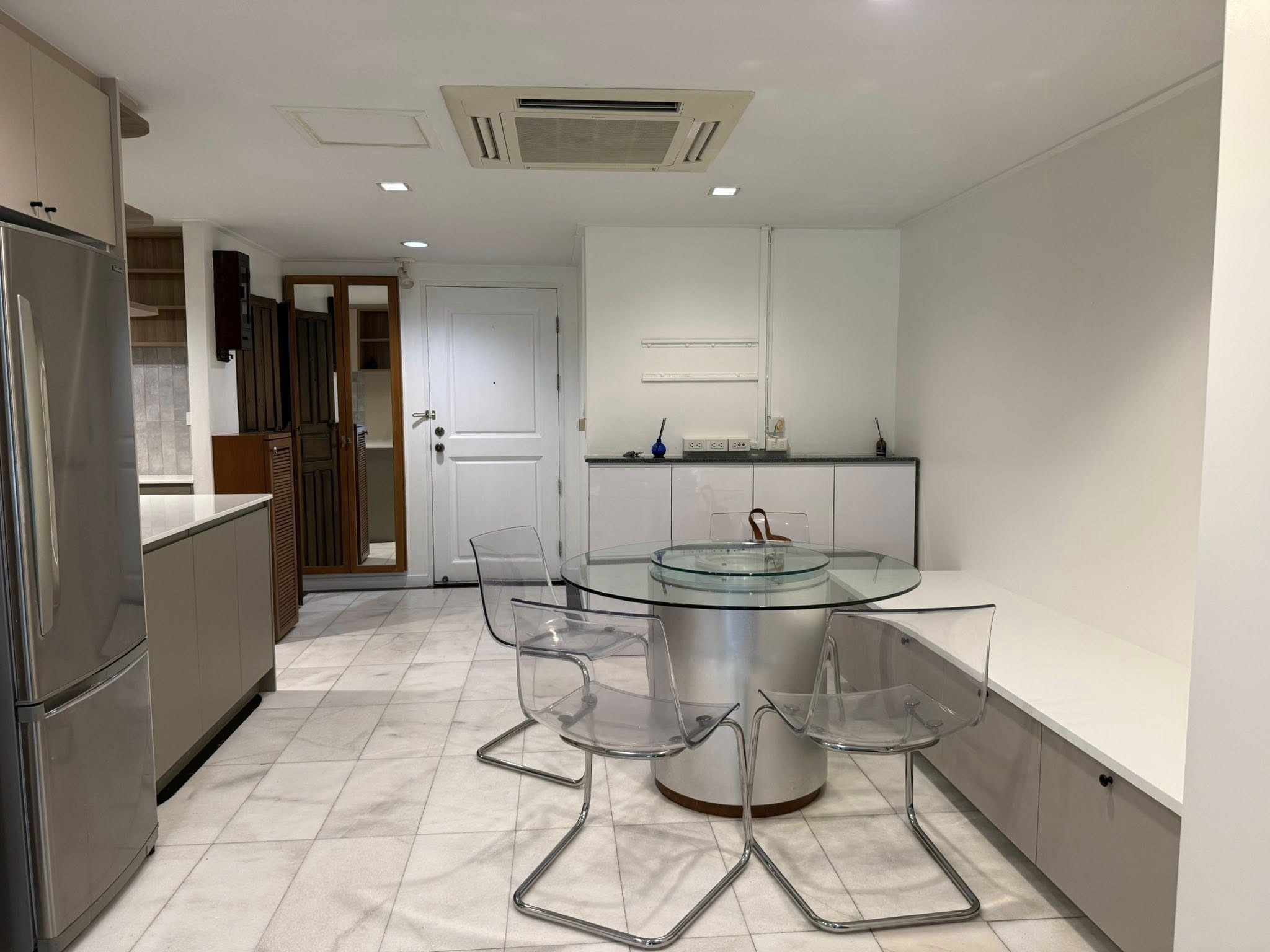 Lake Avenue Sukhumvit 16 Nice Quiet Convenient 2nd Floor BTS Asoke